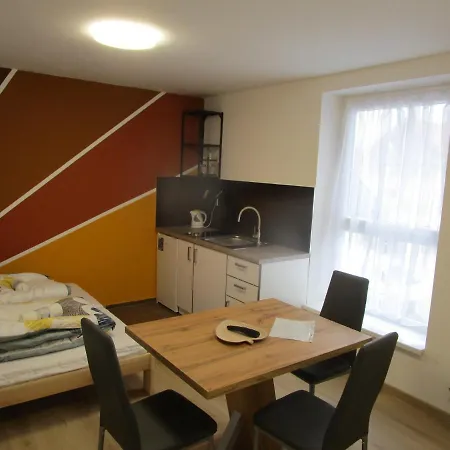 Veroland Maganszallashely Апарт-отель Ходмезёвашархей